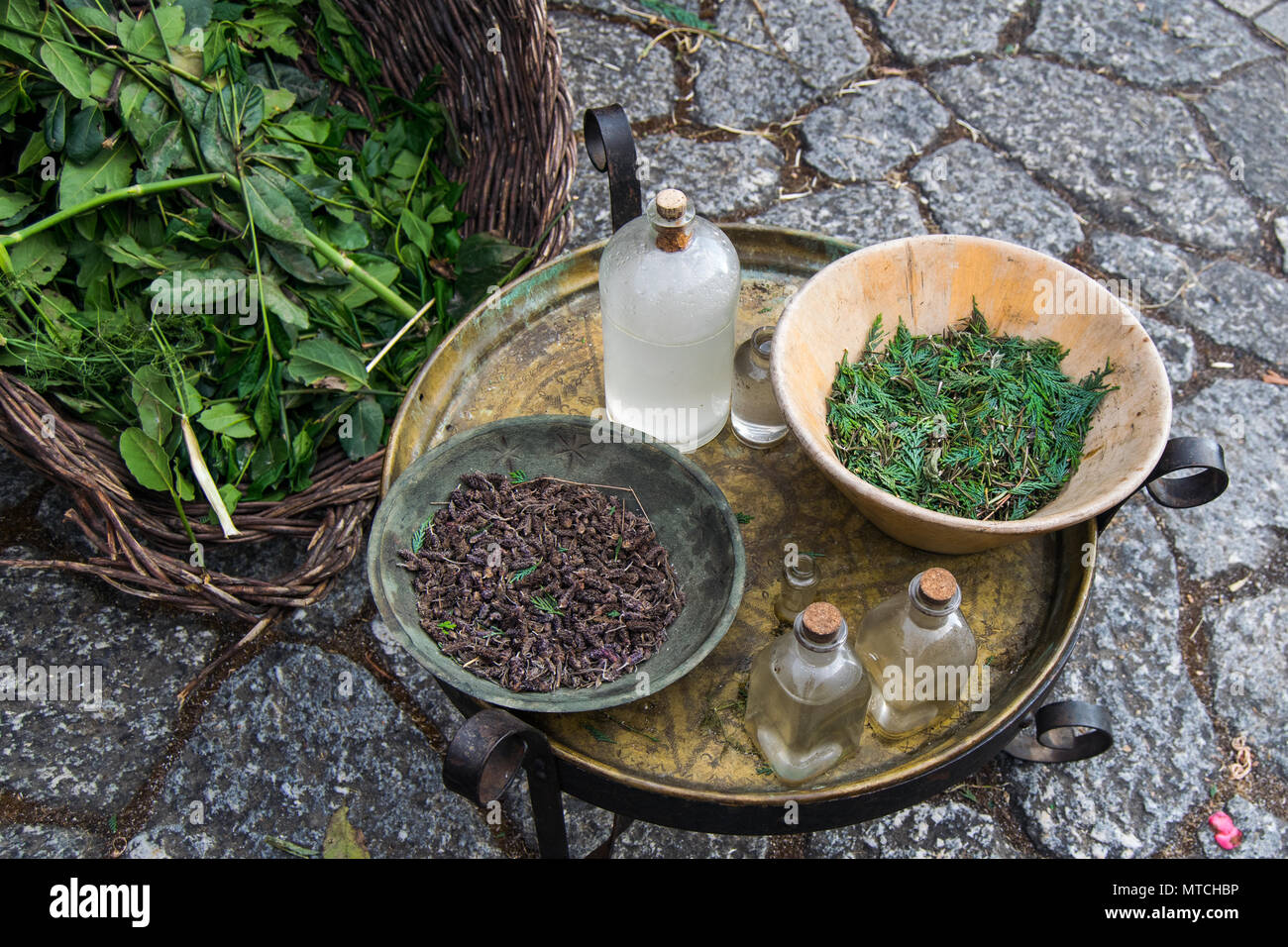 Vecchi utensili tradizionali e piante per fare essenze come il Romani in Bracara Augusta evento in Portogallo Foto Stock