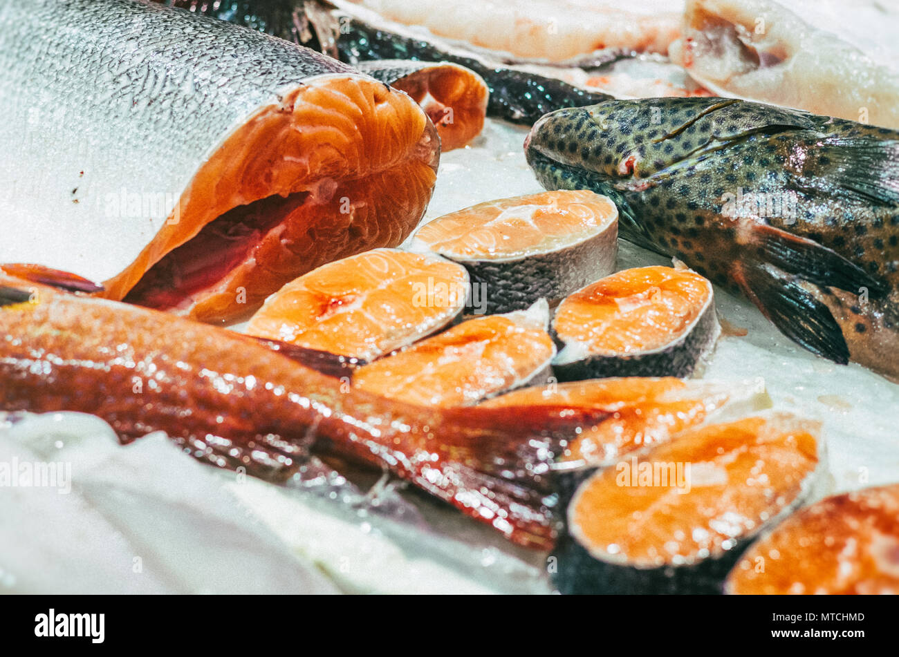 Salmone fresco tagliare a fette in hong kong mercato del pesce. Foto Stock