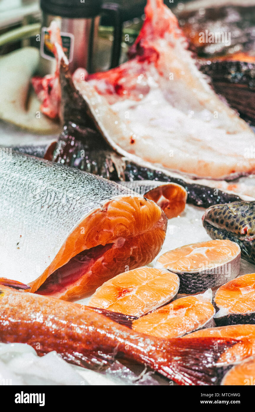 Salmone fresco tagliare a fette in hong kong mercato del pesce. Foto Stock