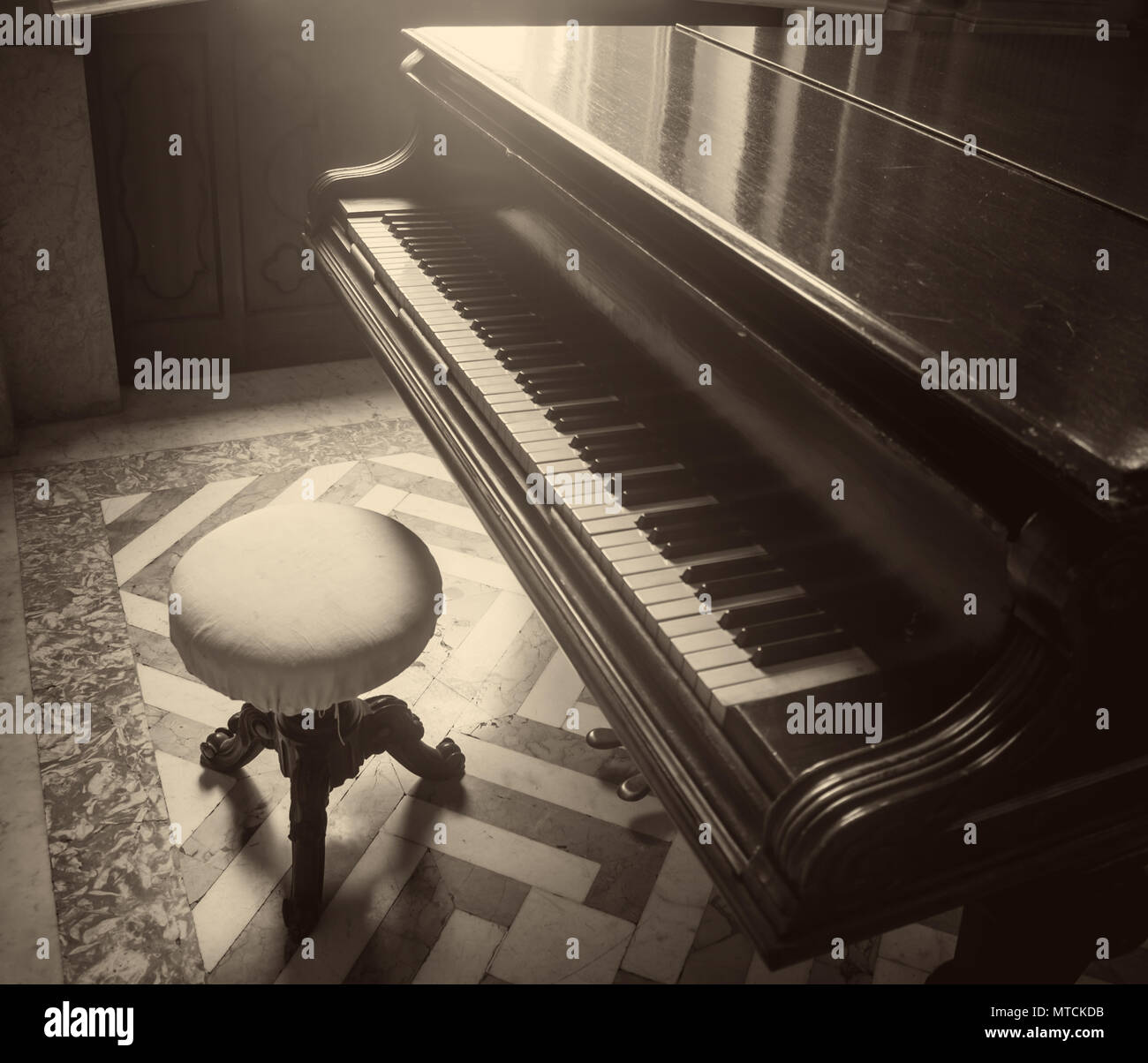 Il vecchio pianoforte Foto Stock
