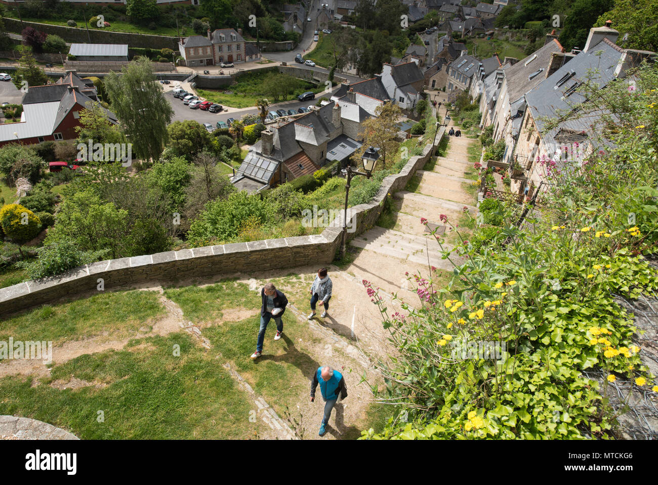 E un centinaio di quaranta due gradini portano alla Eglise de Brelevenez, Lannion, Côtes-d'Armor, Brittany, Francia. Foto Stock