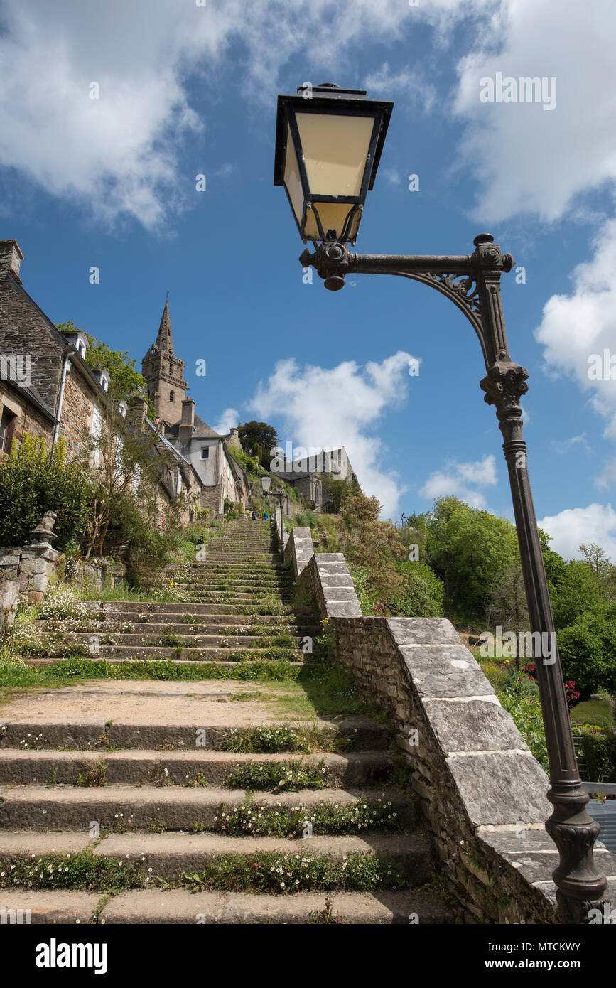 E un centinaio di quaranta due gradini portano alla Eglise de Brelevenez, Lannion, Côtes-d'Armor, Brittany, Francia. Foto Stock