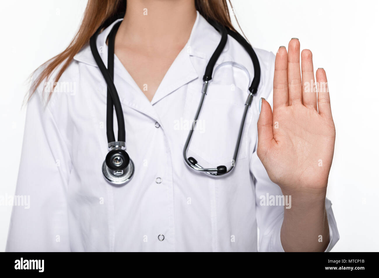 Medico che mostra il gesto di arresto Foto Stock