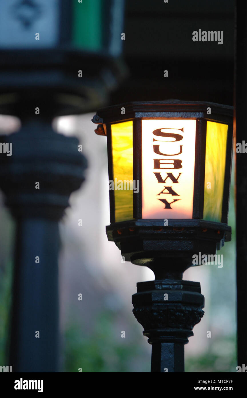 Vintage street lampade presso l'entrata della metropolitana a Montague Street in Brooklyn, New York Foto Stock