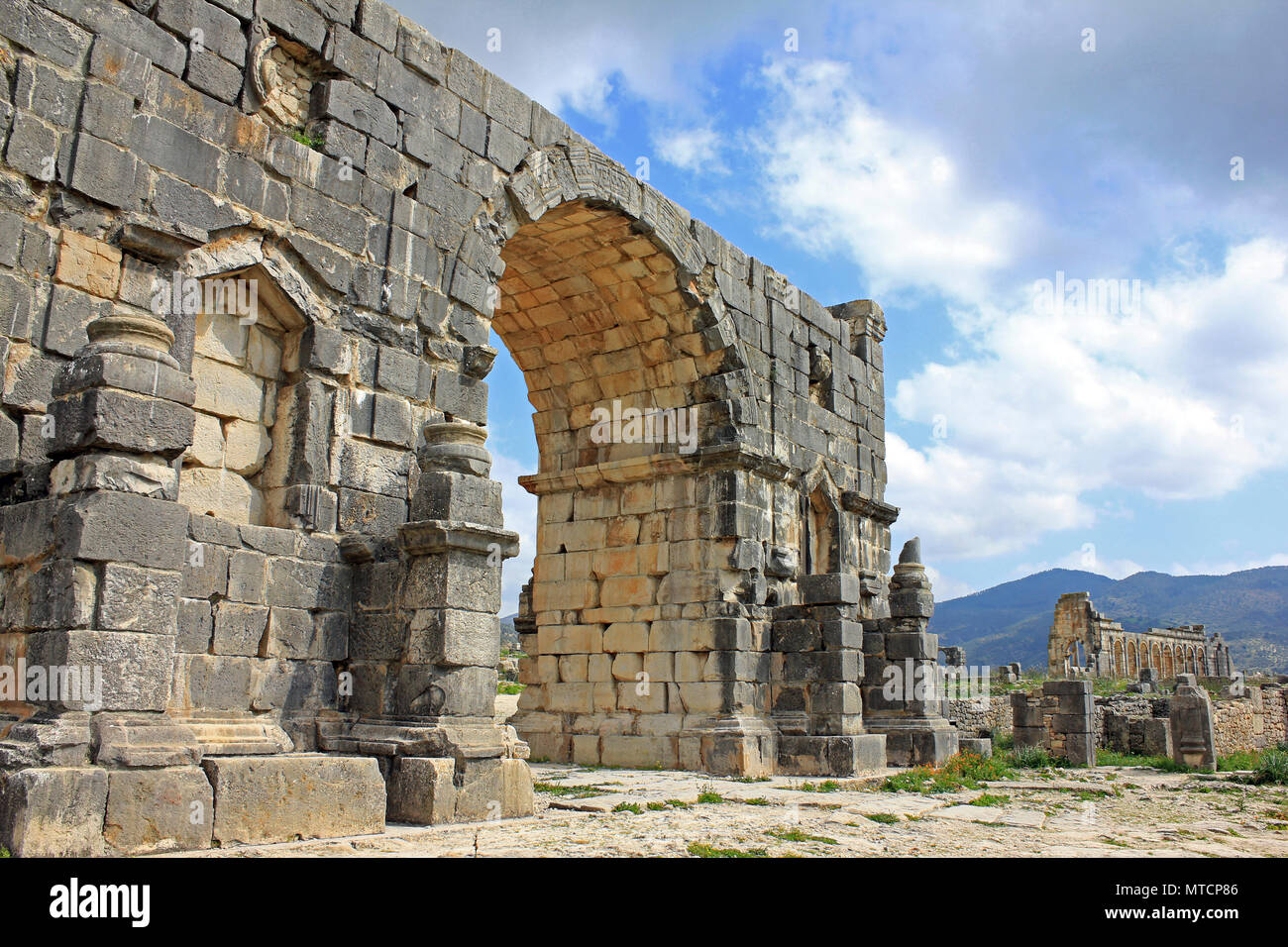 L'arco trionfale dedicato all'imperatore Caracalla al terzo secolo rovine di Volubilis Foto Stock