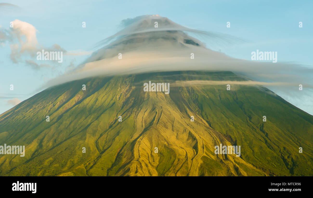 Il monte Vulcano Mayon nella provincia di Bicol, Filippine. Nuvole timelapse. Foto Stock