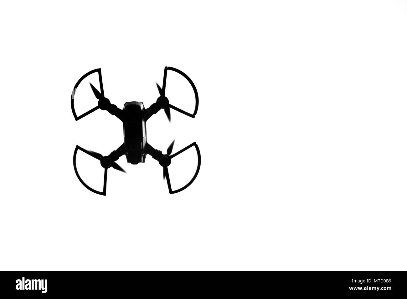 Silhouette di un drone nel cielo. Foto Stock