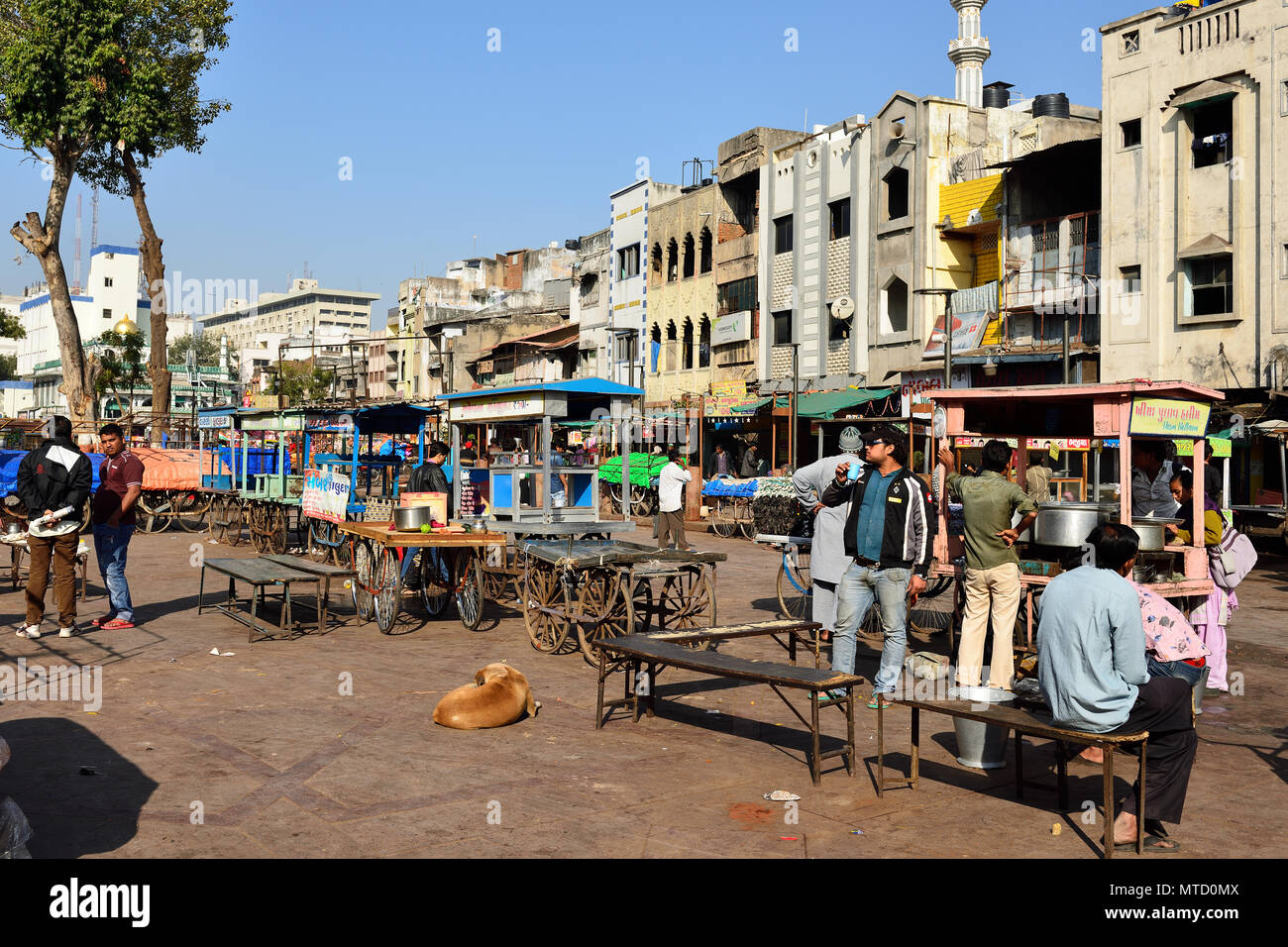 AHMADABAD, Gujarat, India - 28 gennaio 2015: la principale strada affollata nella città indiana di Ahmadabad Foto Stock