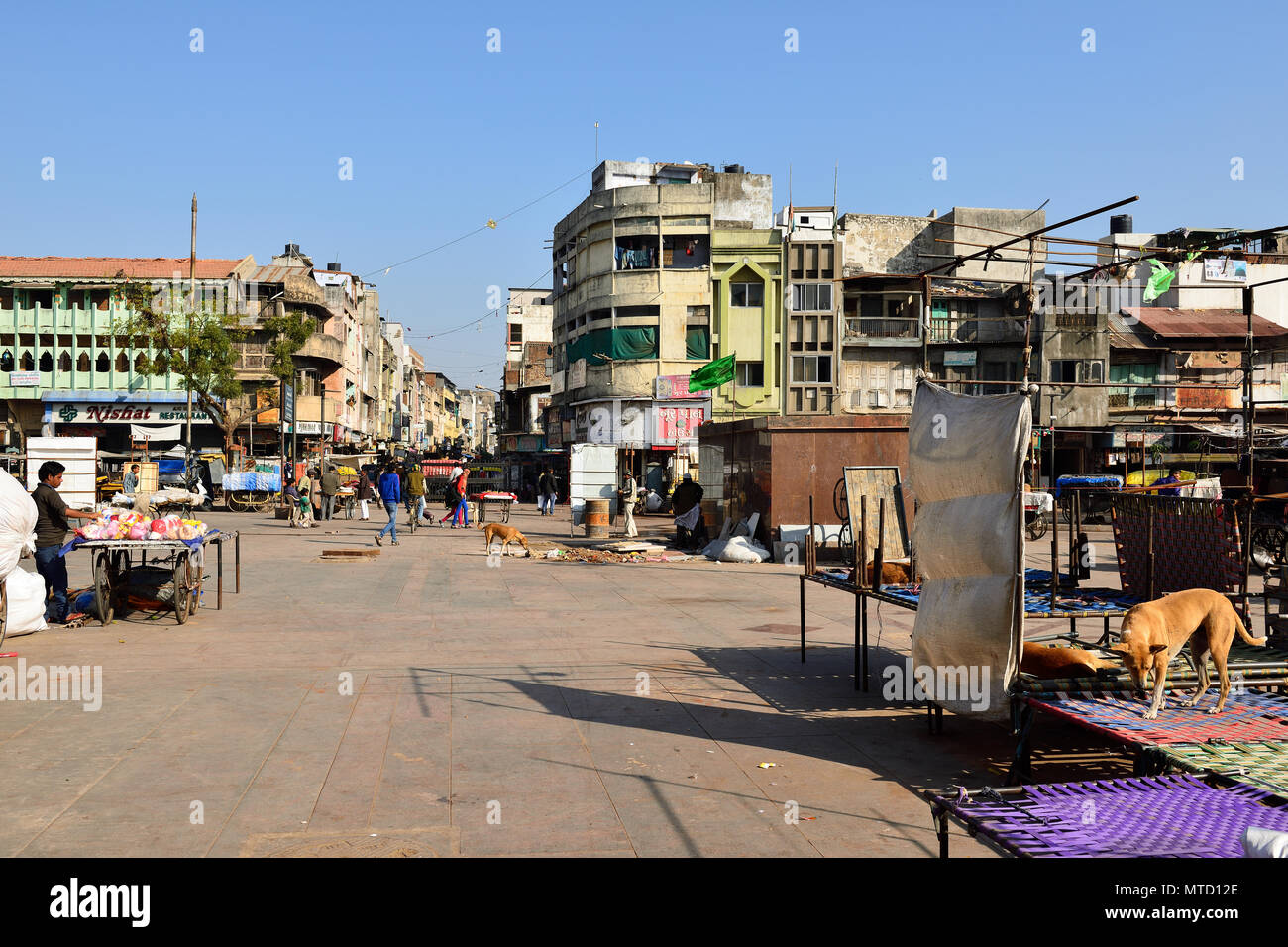AHMADABAD, Gujarat, India - 28 gennaio 2015: la principale strada affollata nella città indiana di Ahmadabad Foto Stock