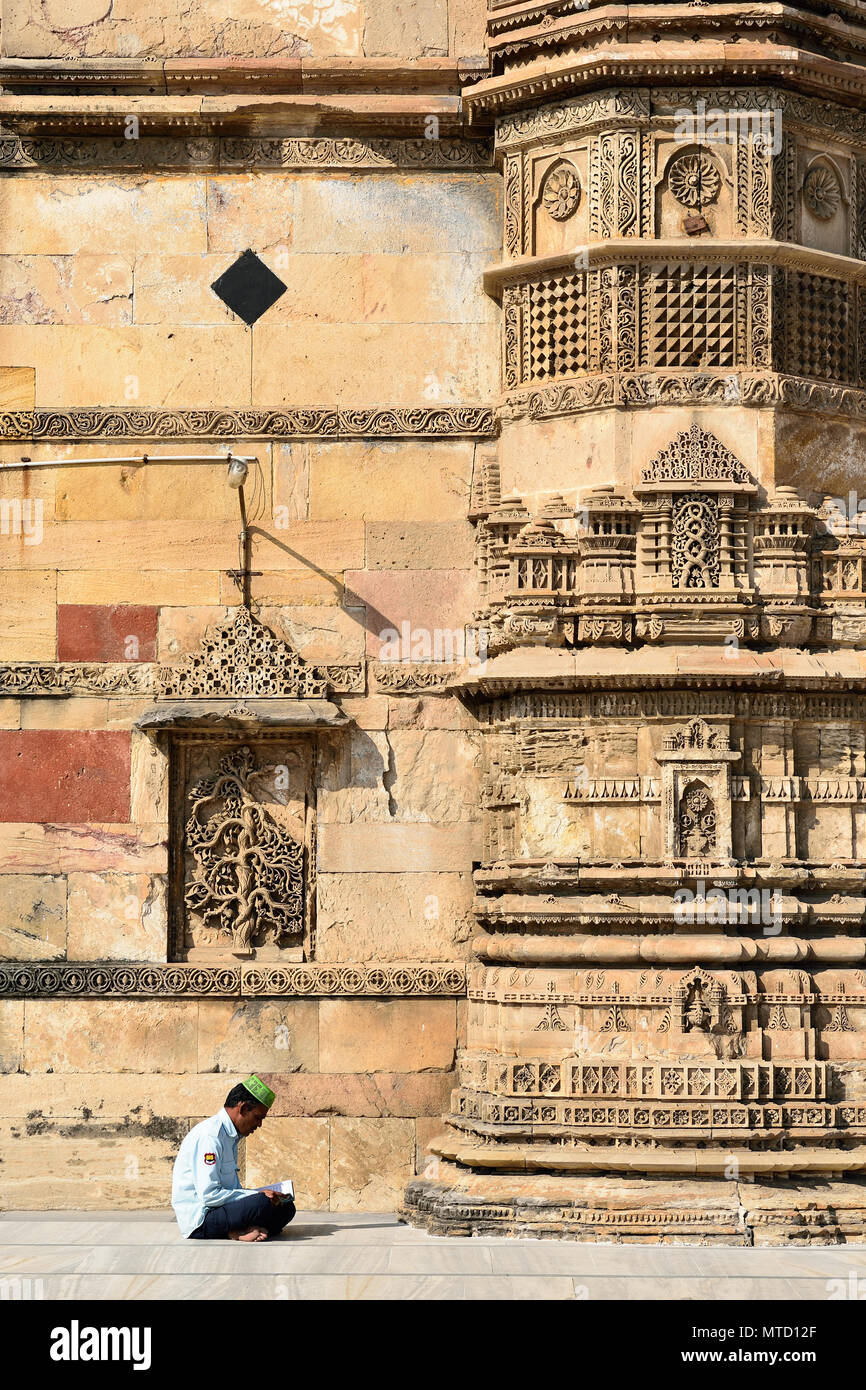 AHMADABAD, Gujarat, India - 28 gennaio 2015: un musulmano da India prega davanti la Jama Masijd moschea è la più splendida moschea di Ahmedabad cit Foto Stock