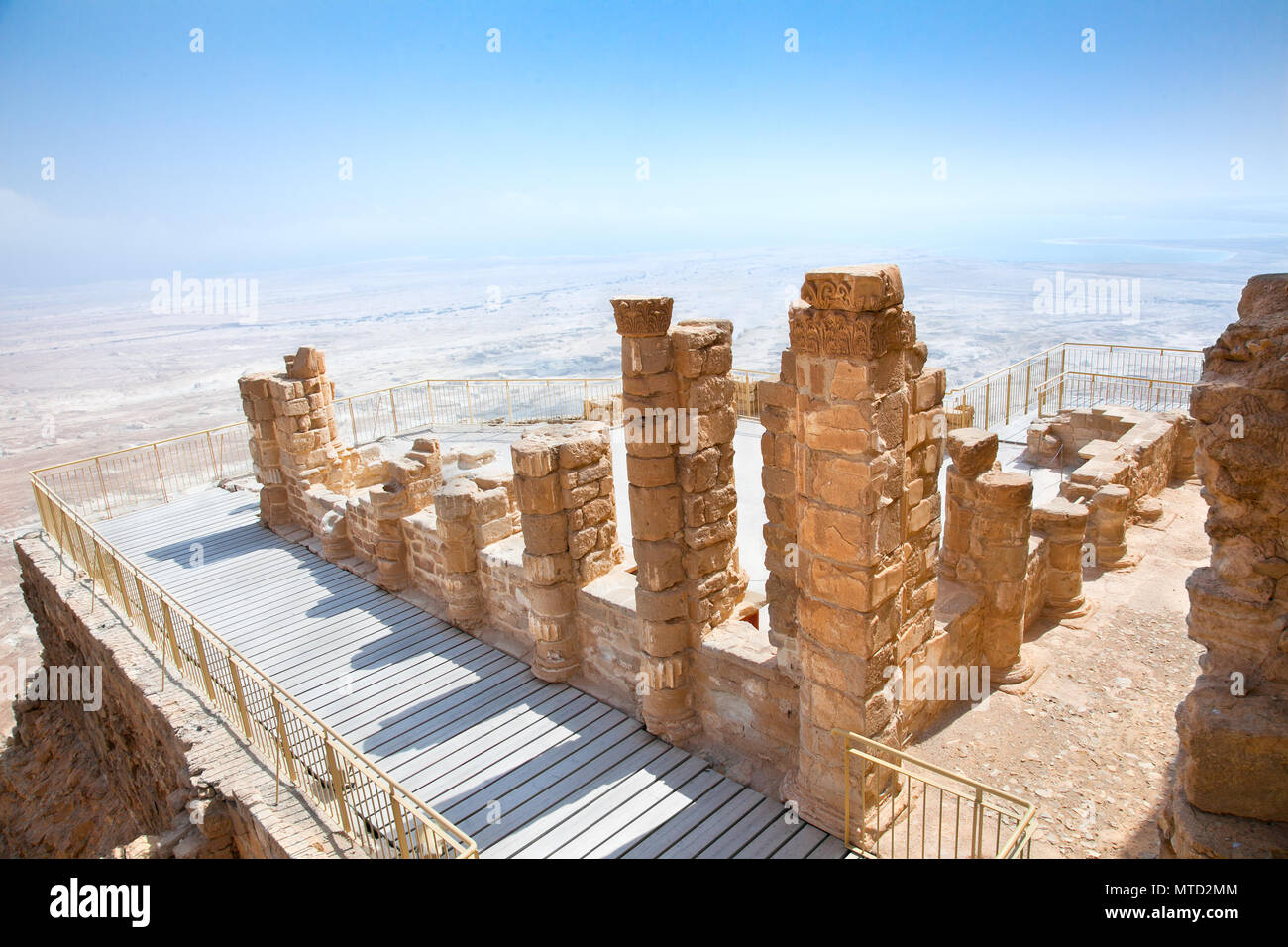 Rovine dell antica fortezza Masada. Il Mar Morto è in background. Rovine dell antica fortezza Masada, parte del nord del palazzo. Israele. Foto Stock