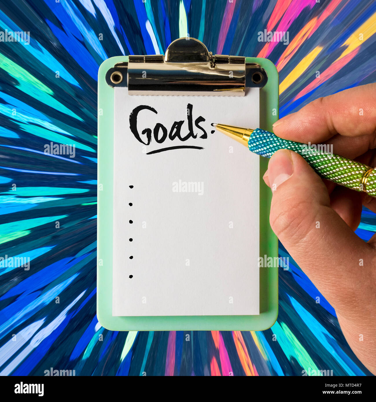 Taccuino di scrittura a mano con penna e pronti a creare un elenco di obiettivi e ambizioni, isolato e presentata in un quartiere alla moda di sfondo colorato, per desi creative Foto Stock