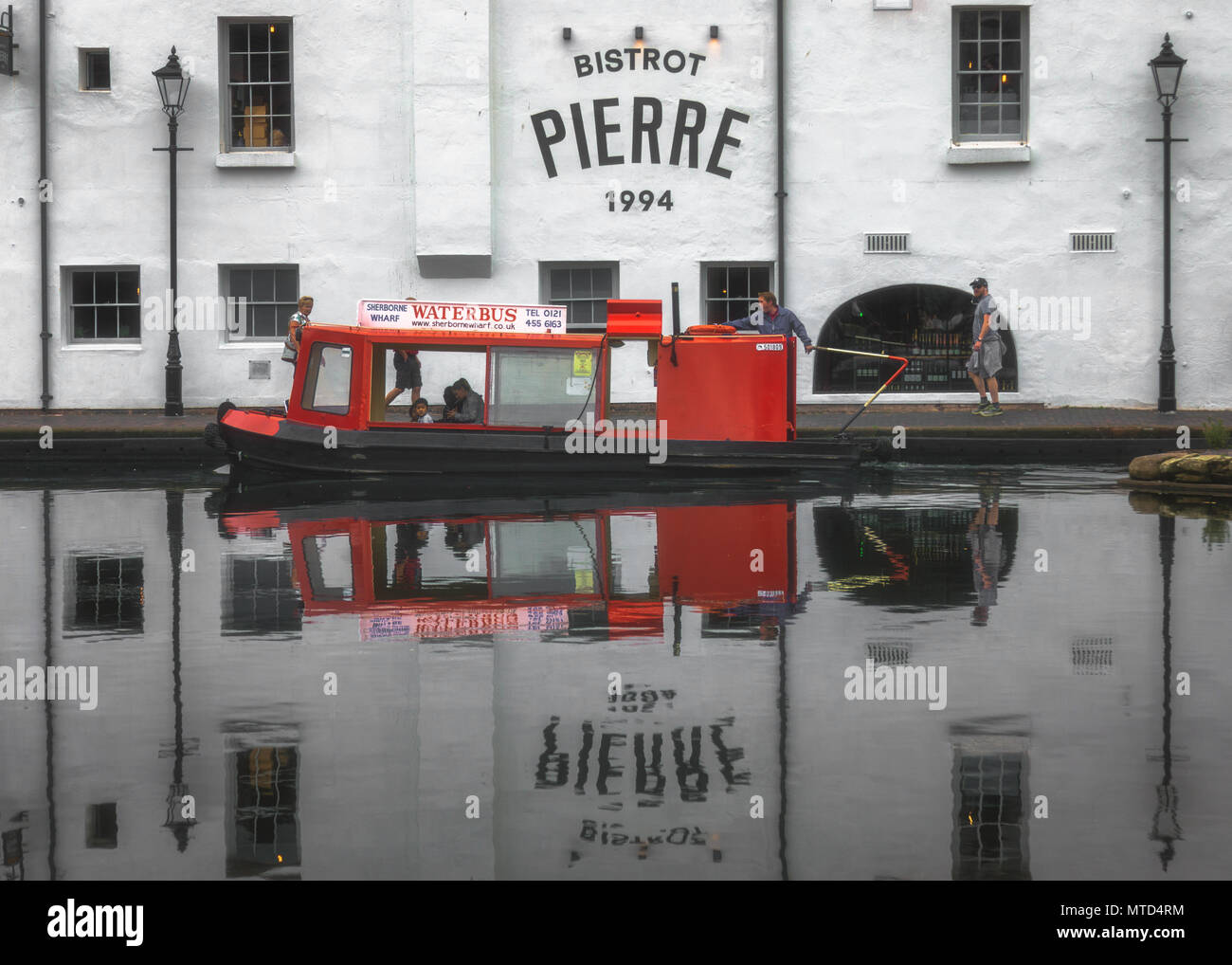 Pierre Bistro e autobus di acqua di riflessione nel Gas Street Basin canal in Birmingham Foto Stock