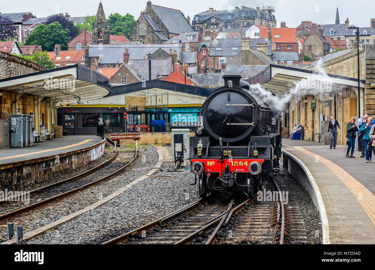 Locomotiva a vapore LNER 1264 tirando fuori di Whitby station con la testa piena di vapore prese a Whitby, nello Yorkshire, Regno Unito il 22 maggio 2018 Foto Stock