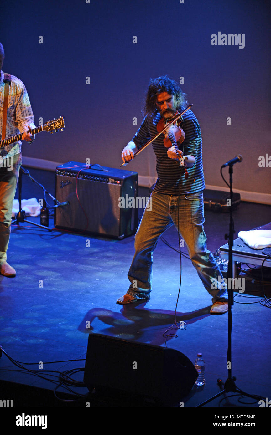 Shooglenifty sono una scozzese di Edimburgo-in base a sei pezzo Celtic fusion band, che tour internazionale. Foto Stock