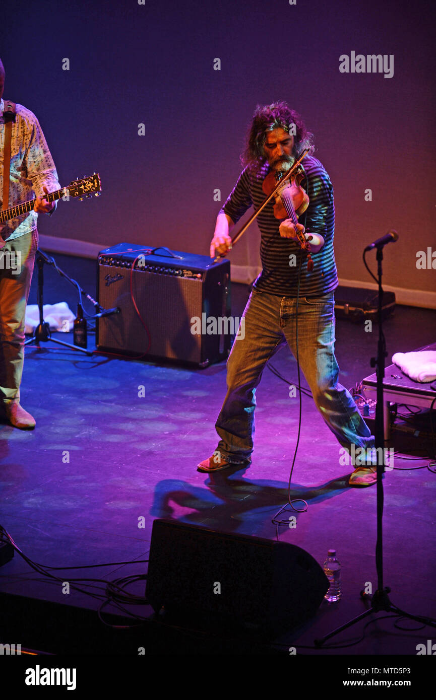 Shooglenifty sono una scozzese di Edimburgo-in base a sei pezzo Celtic fusion band, che tour internazionale. Foto Stock