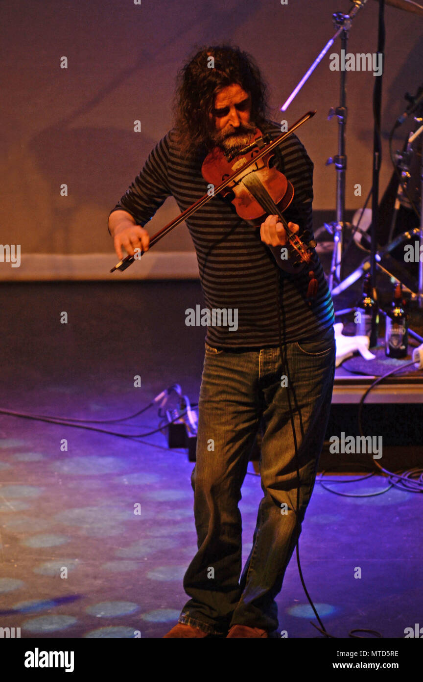 Shooglenifty sono una scozzese di Edimburgo-in base a sei pezzo Celtic fusion band, che tour internazionale. Foto Stock