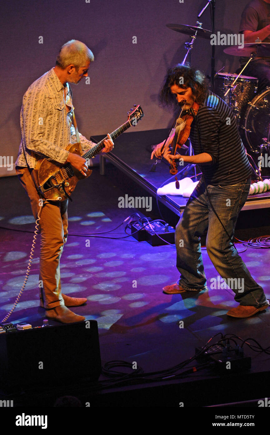 Shooglenifty sono una scozzese di Edimburgo-in base a sei pezzo Celtic fusion band, che tour internazionale. Foto Stock