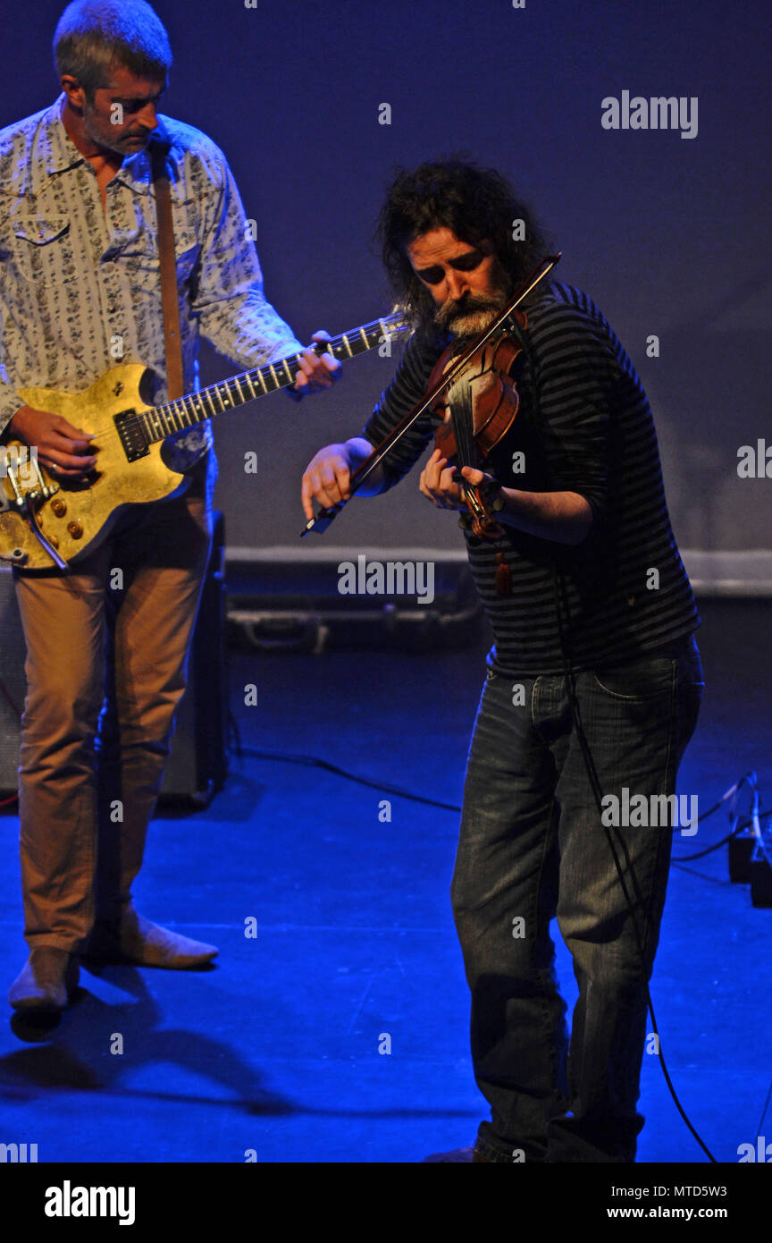 Shooglenifty sono una scozzese di Edimburgo-in base a sei pezzo Celtic fusion band, che tour internazionale. Foto Stock