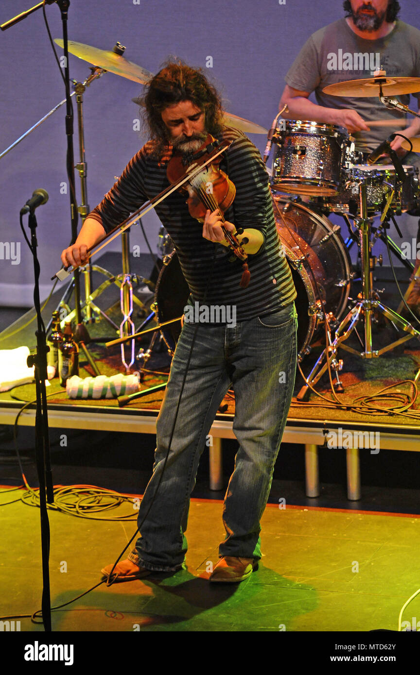 Shooglenifty sono una scozzese di Edimburgo-in base a sei pezzo Celtic fusion band, che tour internazionale. Foto Stock