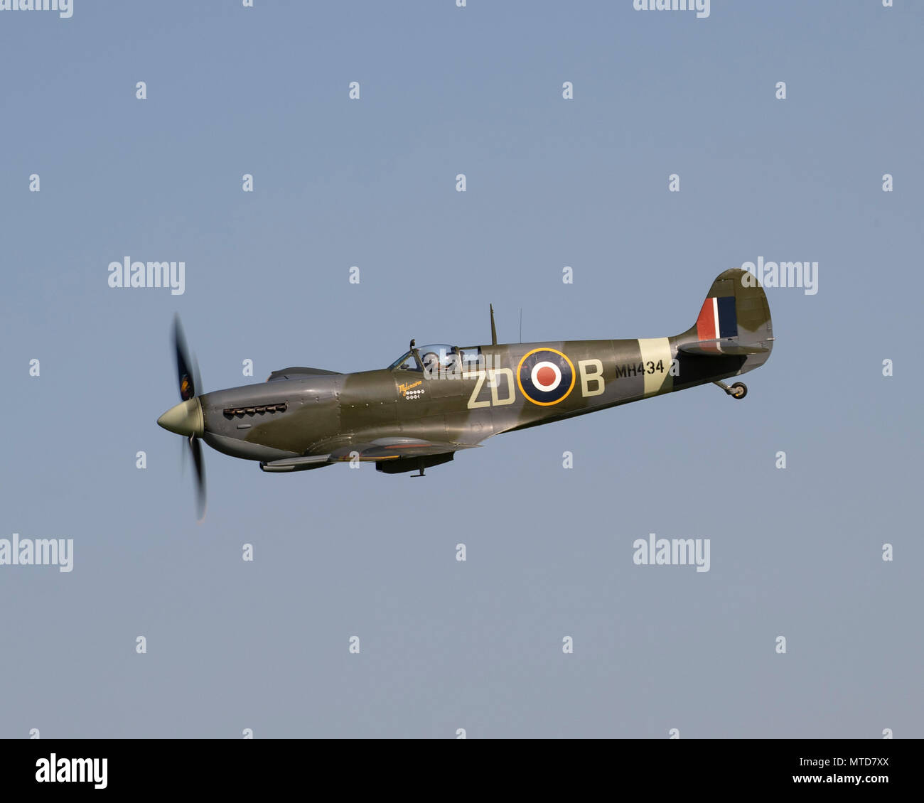 Il Supermarine Spitfire IXB MH434 volare alla Shuttleworth fiducia Foto Stock