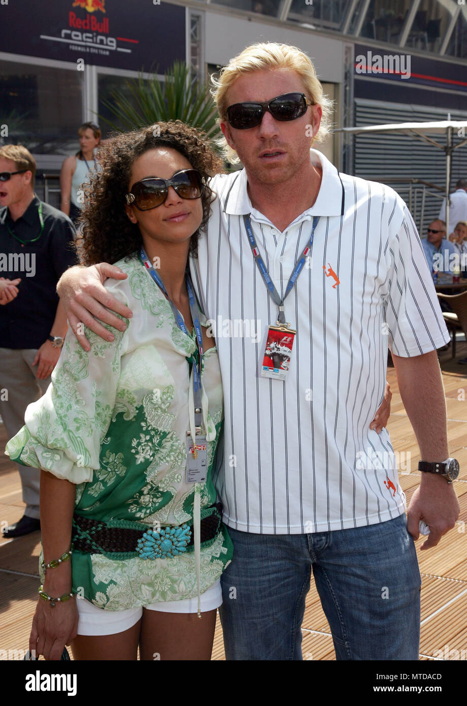 Monte Carlo, Monaco. 27 Maggio, 2007. Ex tedesco pro del tennis Boris Becker (l) e la sua fidanzata Sharlely Kerssenberg pongono nella pitlane prima del Gran Premio di Monaco a Montecarlo, Monaco, domenica 27 maggio 2007. Credito: GERO BRELOER | in tutto il mondo di utilizzo/dpa/Alamy Live News Foto Stock