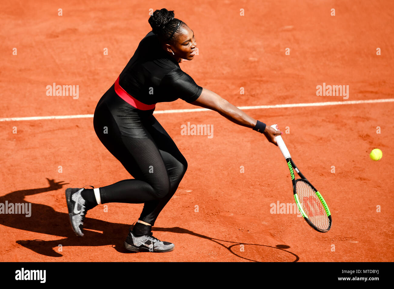 Parigi, Francia. 29 Maggio, 2018. Serena Williams di Stati Uniti d'America durante il suo primo giro singles corrisponde al giorno 3 al 2018 francesi aperti a Roland Garros. Credito: Frank Molter/Alamy Live News Foto Stock