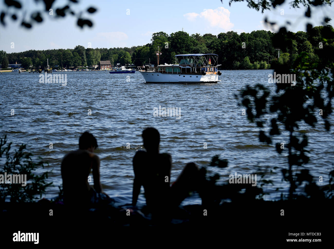 29 maggio 2018, Germania Berlino: giovani uomini godetevi il tempo in estate presso la riva di Langen vedere (lit. Lago Langen). Foto: Britta Pedersen/dpa-Zentralbild/dpa Foto Stock