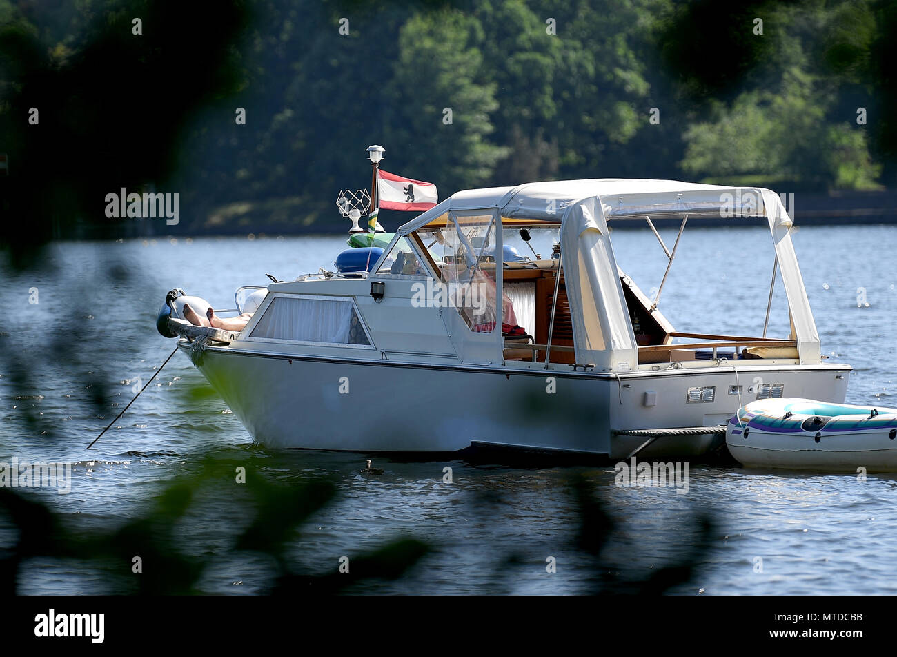 29 maggio 2018, Germania Berlino: una barca a motore giace al di ancoraggio sul Langen vedere (lit. Lago Langen). Foto: Britta Pedersen/dpa-Zentralbild/dpa Foto Stock