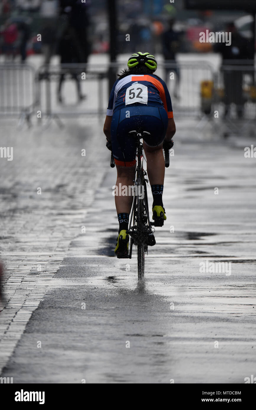 Il Club Peloton Immobiliare supporto relè di gara è stata vinta da Quintain Ltd, fortemente influenzata dalla pioggia. Wembley, Londra, Regno Unito. OVO tour Foto Stock