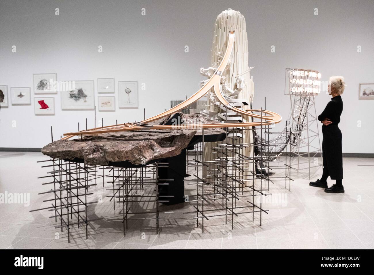 Londra, Regno Unito. 29 Maggio, 2018. Una galleria di viste associate un arte di installazione chiamato piangete in pietre da sud artista coreano Lee Bul presso la Hayward Gallery di Londra, Gran Bretagna il 29 maggio 2018. Credito: Ray codolo/Xinhua/Alamy Live News Foto Stock