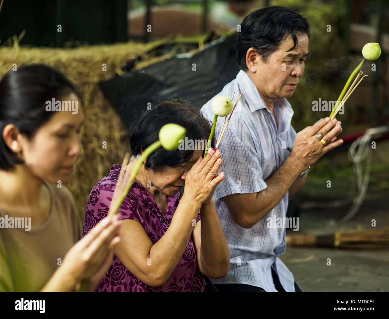 Bangkok, Bangkok, Thailandia. 29 Maggio, 2018. La gente in attesa fiori di loto mentre pregano durante il Vesak osservanze al Wat Hua Lamphong di Bangkok. Vesak è il Buddha il compleanno, e uno dei più importanti giorni santi nel Theravada la religione Buddista. Molti thailandesi visitare i loro templi locale per Vesak e dedicarsi nuovamente alla Dharma, ascoltare parla di Buddismo e rendere merito portando fiori per il tempio. Credit: Jack Kurtz/ZUMA filo/Alamy Live News Foto Stock