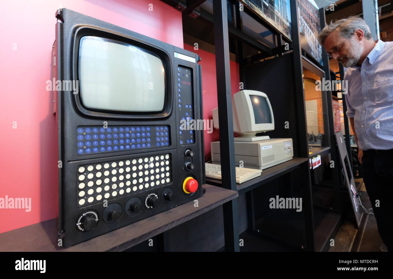 29 maggio 2018, Germania, Chemnitz: la tastiera di un computer gestito in metallo macchina di lavoro da 1984 a Chemnitz Industrial Museum. Il museo si unisce il 875th anniversario della città sotto il motto "come Herz von Chemnitz. 220 Jahre Industriekultur' (lit. Il cuore di Chemnitz. 220 anni di industria della cultura). La mostra speciale può essere visitata dal 01 giugno 2018 - 04 novembre 2018. Foto: Sebastian Willnow/dpa-Zentralbild/dpa Foto Stock