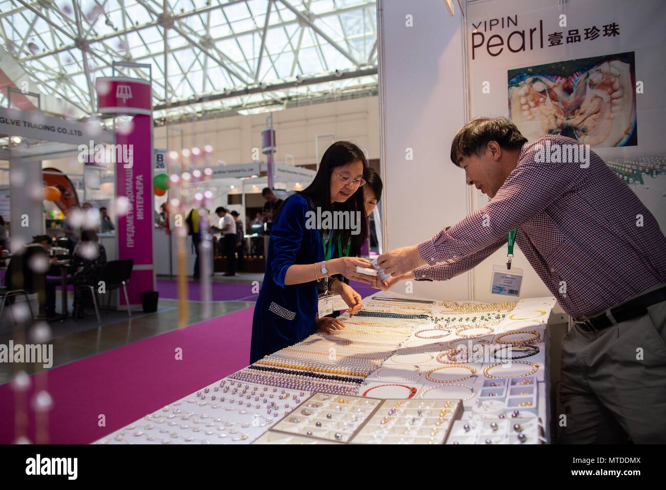 Mosca, Russia. 29 Maggio, 2018. Un venditore mostra un prodotto a un visitatore al China Commodity Fair a Mosca, in Russia, il 29 maggio 2018. Il China Commodity fiera, un nazionale annuale fiera commerciale della Cina la qualità dei beni di consumo è tenuta a Mosca dal 29 maggio al 31 maggio. Credito: Evgeny Sinitsyn/Xinhua/Alamy Live News Foto Stock