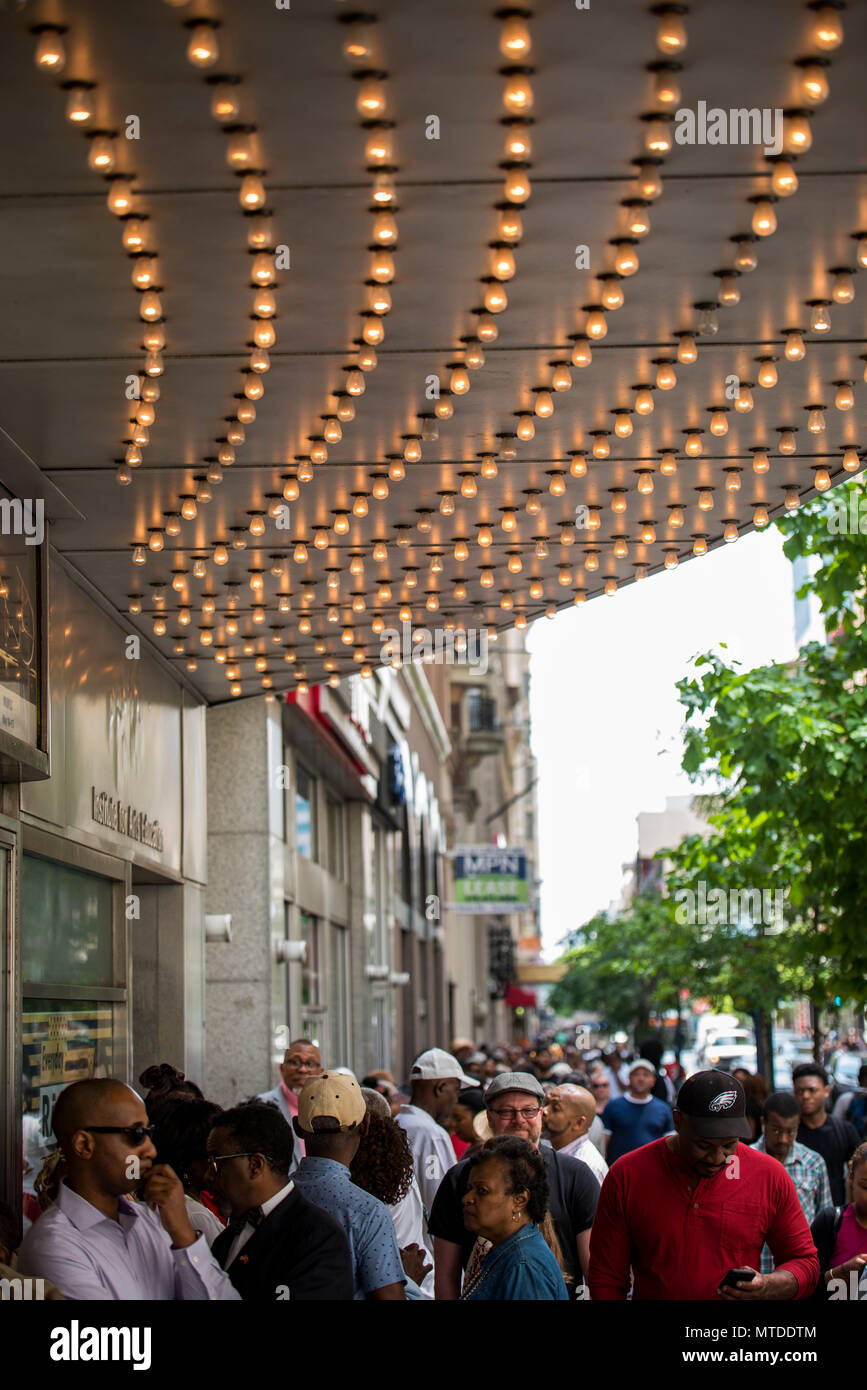 Philadelphia, Pennsylvania, USA. 29 Maggio, 2018. Linea Philadelphians fino davanti alla MSNBC-sponsorizzato municipio evento sul giorno Starbucks chiude migliaia di punti di vendita per un pomeriggio anti-razzismo formazione in scia di arresti di due uomini neri di Filadelfia il 29 maggio 2018. Credito: Chris Baker Evens Credito: Christopher Evens/Alamy Live News Foto Stock