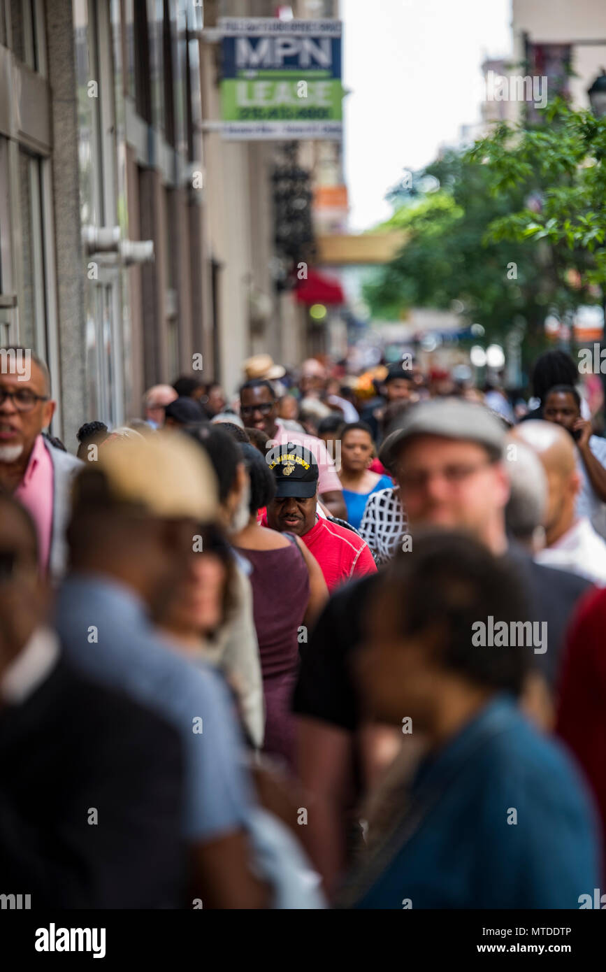 Philadelphia, Pennsylvania, USA. 29 Maggio, 2018. Linea Philadelphians fino davanti alla MSNBC-sponsorizzato municipio evento sul giorno Starbucks chiude migliaia di punti di vendita per un pomeriggio anti-razzismo formazione in scia di arresti di due uomini neri di Filadelfia il 29 maggio 2018. Credito: Chris Baker Evens Credito: Christopher Evens/Alamy Live News Foto Stock