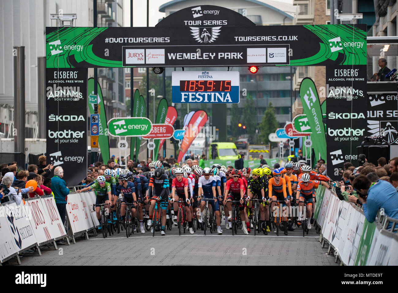 Piloti racing nell'elite uomo 2018 OVO Energy Tour ciclo serie gara a Wembley, Londra, Regno Unito. Round 7 bike race. La linea di partenza Foto Stock