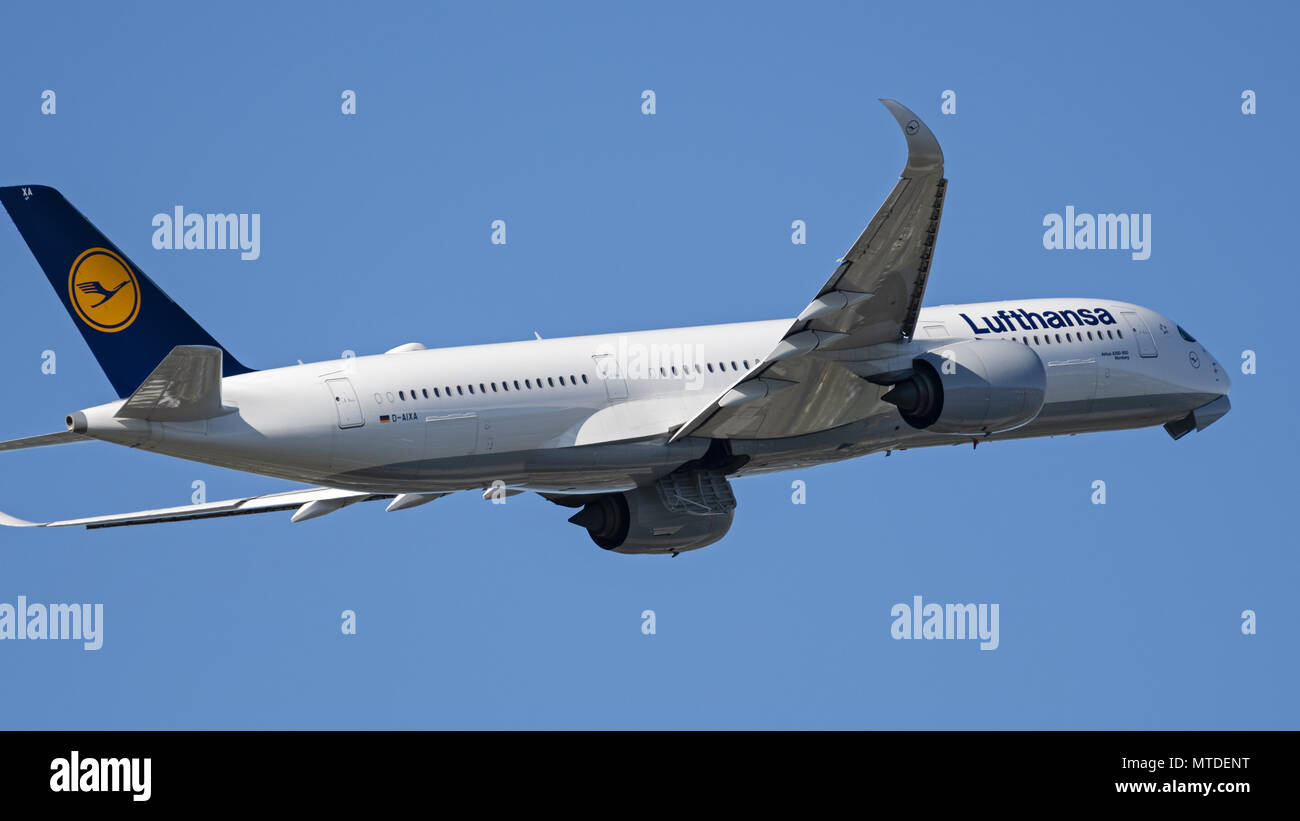 Richmond, British Columbia, Canada. 27 Maggio, 2018. Un Lufthansa Airbus A350-900 (D-SISTEMA AIXUN) wide-body jet aereo di linea in volo dopo il decollo. Credito: Bayne Stanley/ZUMA filo/Alamy Live News Foto Stock