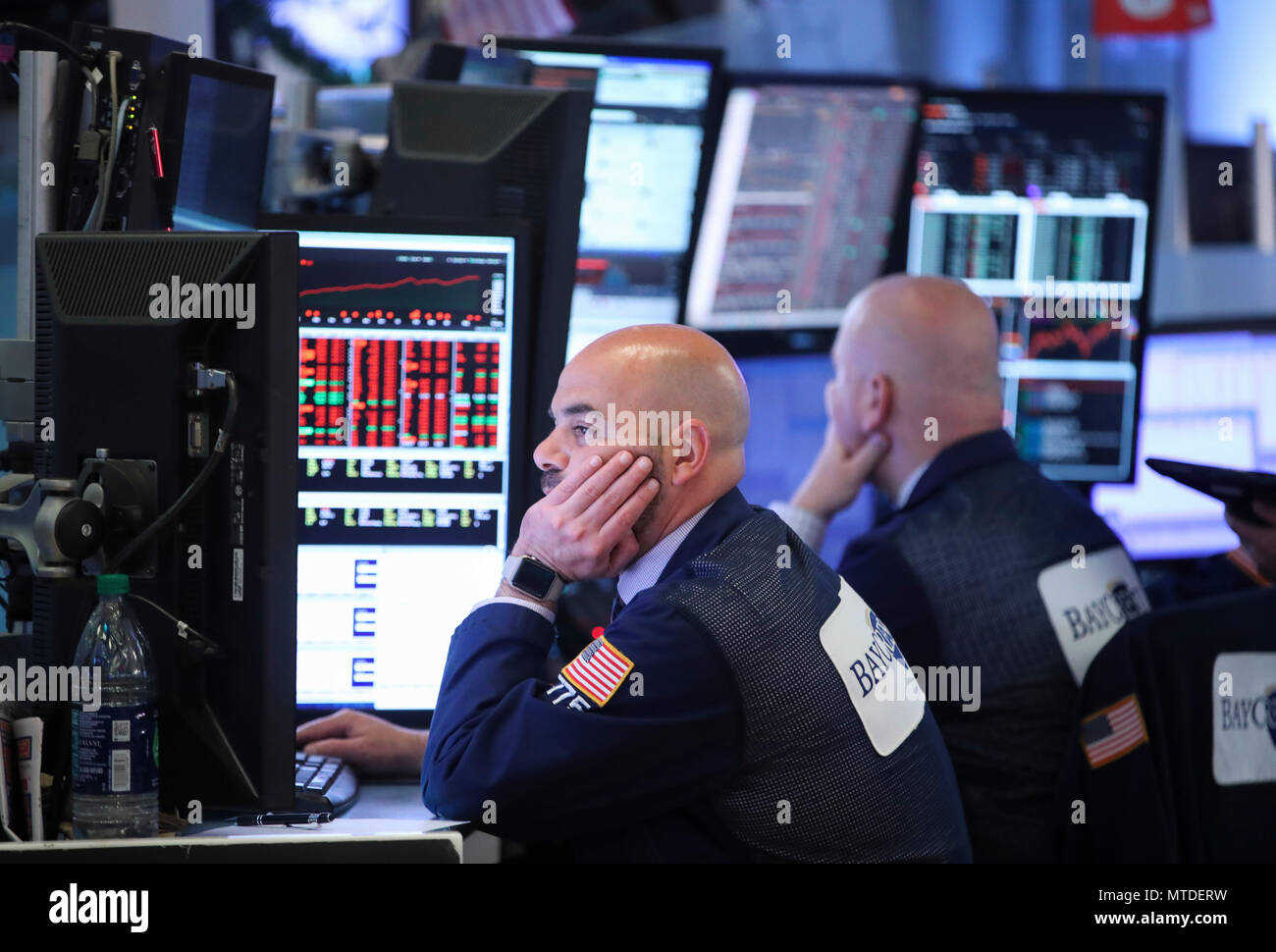 New York, Stati Uniti d'America. 29 Maggio, 2018. I trader lavorano presso il New York Stock Exchange di New York, Stati Uniti, 29 maggio 2018. Gli stock degli Stati Uniti inferiore chiuso il martedì. La Dow è stata giù 1,58 percento a 24,361.45, e S&P 500 è stato giù 1.16 percento a 2,689.86, mentre il Nasdaq è sceso 0,50 percento a 7,396.59. Credito: Wang Ying/Xinhua/Alamy Live News Foto Stock