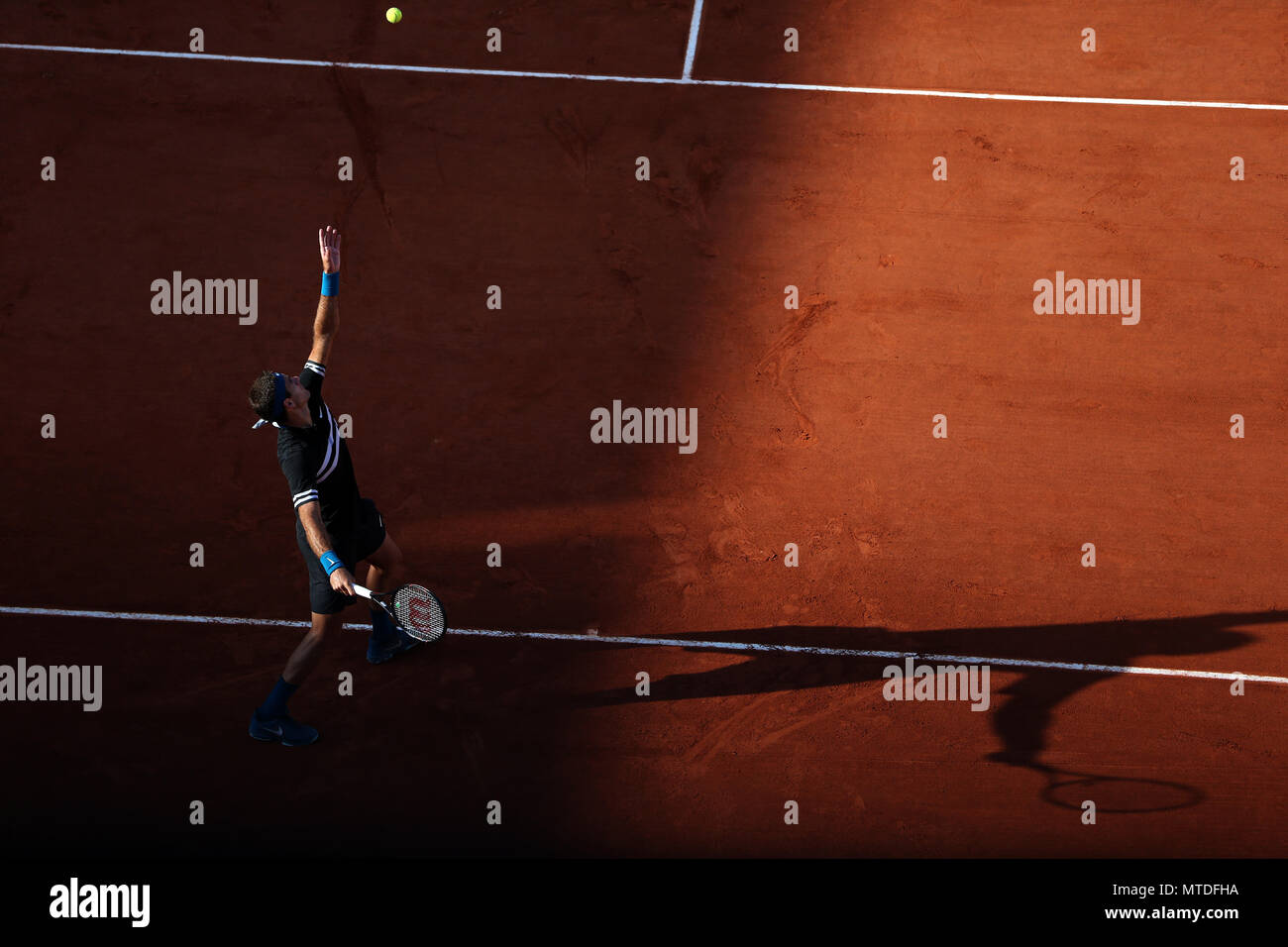 Parigi. 29 Maggio, 2018. Del Potro di Argentina serve durante gli uomini singoli match di primo turno contro Nicolas MAHUT della Francia all'Open di Francia di Tennis Tournament 2018 a Parigi in Francia il 29 maggio 2018. Del Potro Vince 3-1. Credito: Luo Huanhuan/Xinhua/Alamy Live News Foto Stock