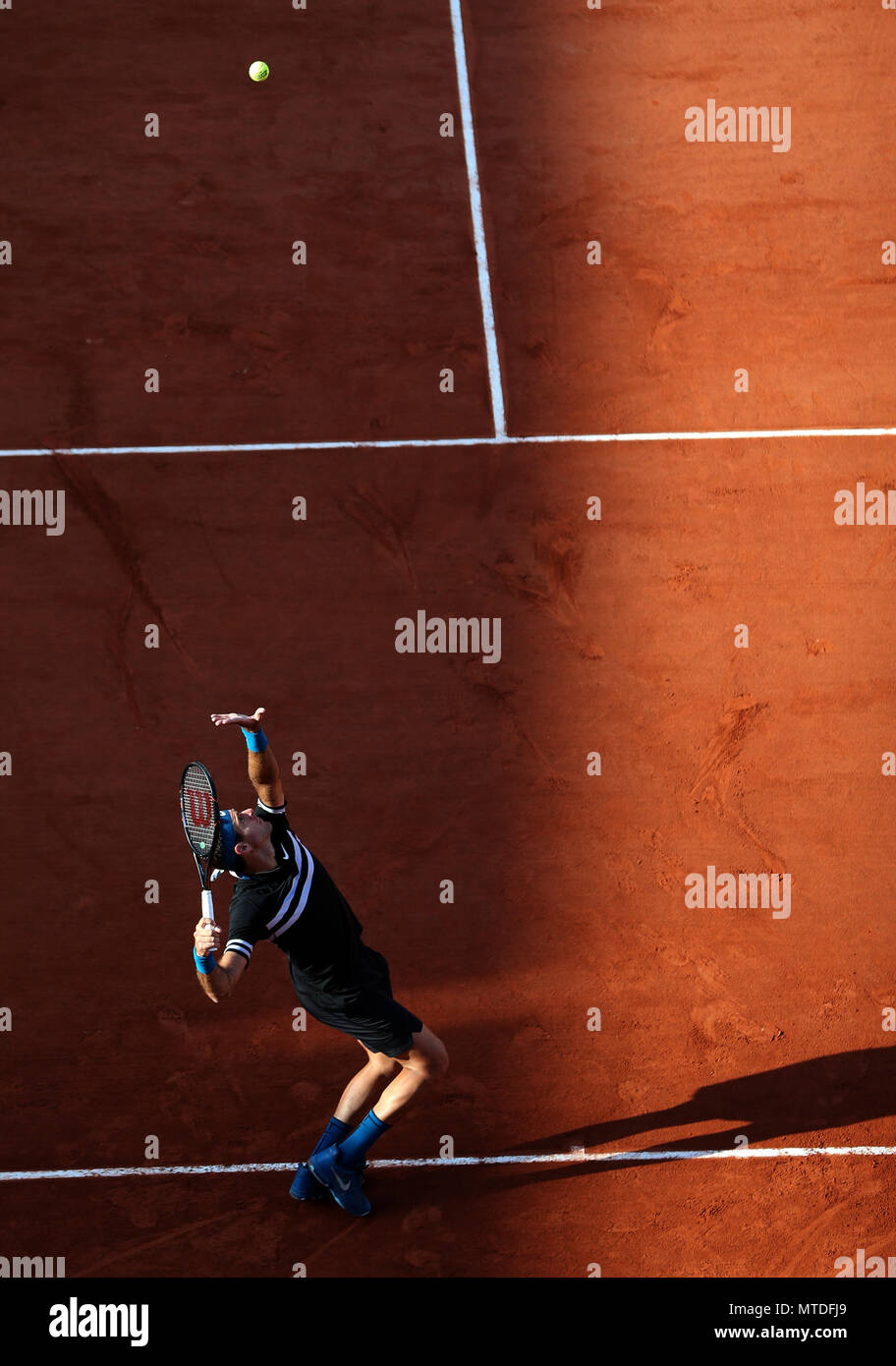 Parigi. 29 Maggio, 2018. Del Potro di Argentina serve durante gli uomini singoli match di primo turno contro Nicolas MAHUT della Francia all'Open di Francia di Tennis Tournament 2018 a Parigi in Francia il 29 maggio 2018. Del Potro Vince 3-1. Credito: Luo Huanhuan/Xinhua/Alamy Live News Foto Stock