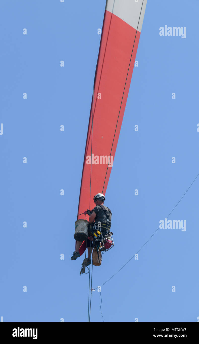 30 maggio 2018, Germania, Sieversdorf: un alpinista industriale lavorando sulla punta di una pala del rotore di una turbina eolica. Il teczhnician, chi è assicurato da due corde, è la riparazione di danni sulla 44-metro-lunga lama rotore di 2 megawatt (MW) turbina. Foto: Patrick Pleul/dpa-Zentralbild/dpa Foto Stock