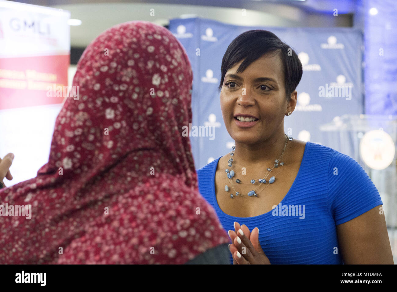 29 maggio 2018 - Atlanta, GA - Atlanta Mayor Keisha lancia Bottoms saluta gli stati della regione della comunità musulmana in un Ramadan Iftar cena tenutasi ad Atlanta City Hall. (Credito Immagine: © Robin Rayne Nelson via ZUMA filo) Foto Stock