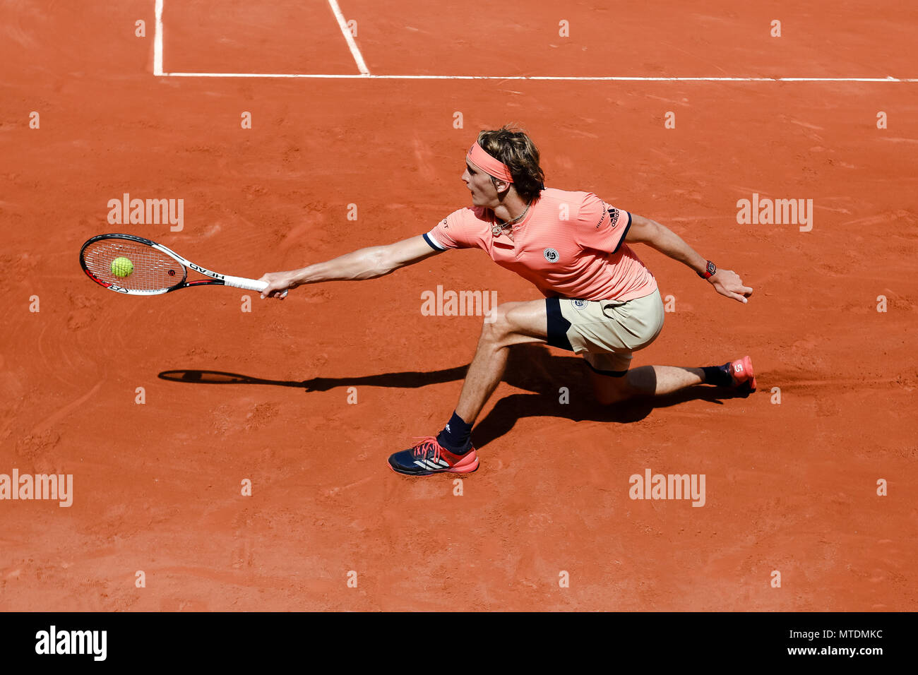 Parigi, Francia. 28 Maggio, 2018. Alexander Zverev della Germania durante il suo secondo singles corrisponde al giorno 4 al 2018 francesi aperti a Roland Garros. Credito: Frank Molter/Alamy Live News Foto Stock