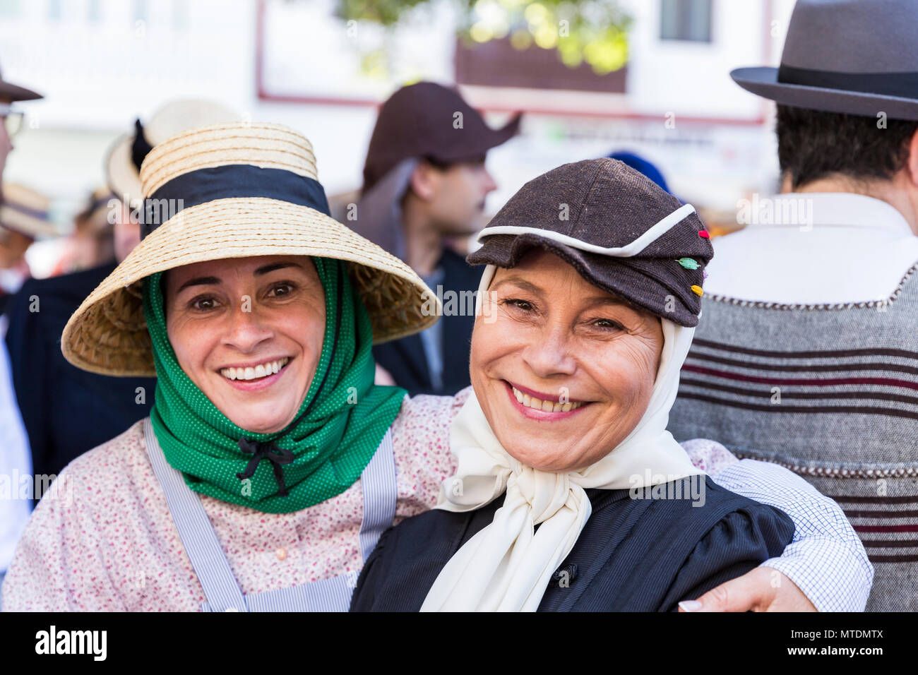 Alcala, Tenerife, Isole Canarie. Il 30 maggio 2018. Due donne locale da gruppi folkloristici in tipici costumi tradizionali sorriso per la telecamera alle celebrazioni per la giornata dell'arcipelago delle Canarie. Foto Stock