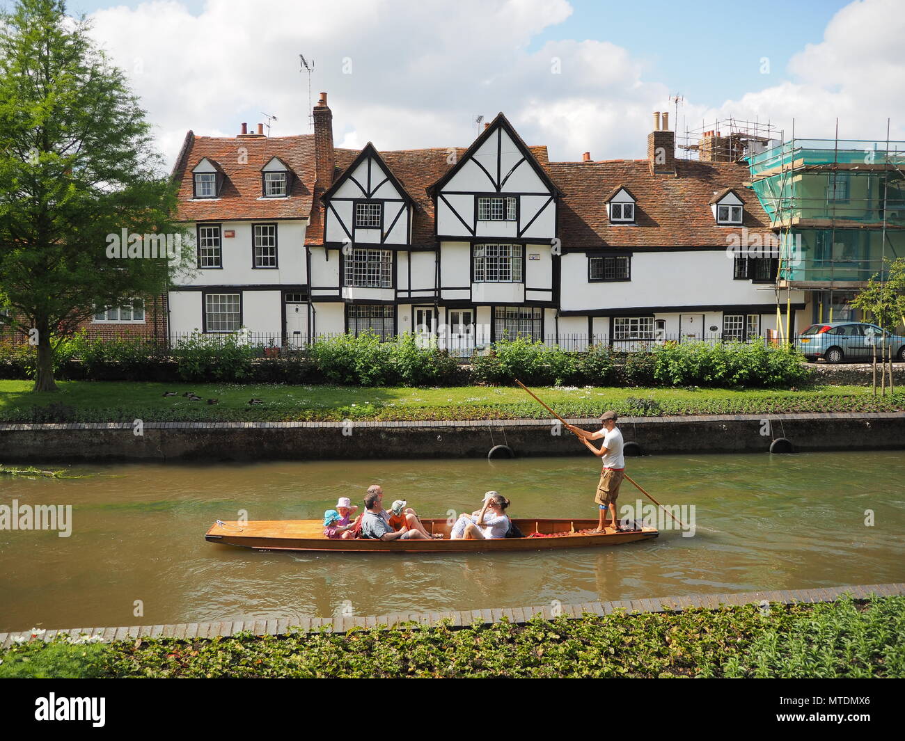 A Canterbury Kent, Regno Unito. Il 30 maggio 2018. Regno Unito Meteo: una calda e umida e assolato pomeriggio nella città di Canterbury Kent. Punting lungo il fiume Stour. Credito: James Bell/Alamy Live News Foto Stock
