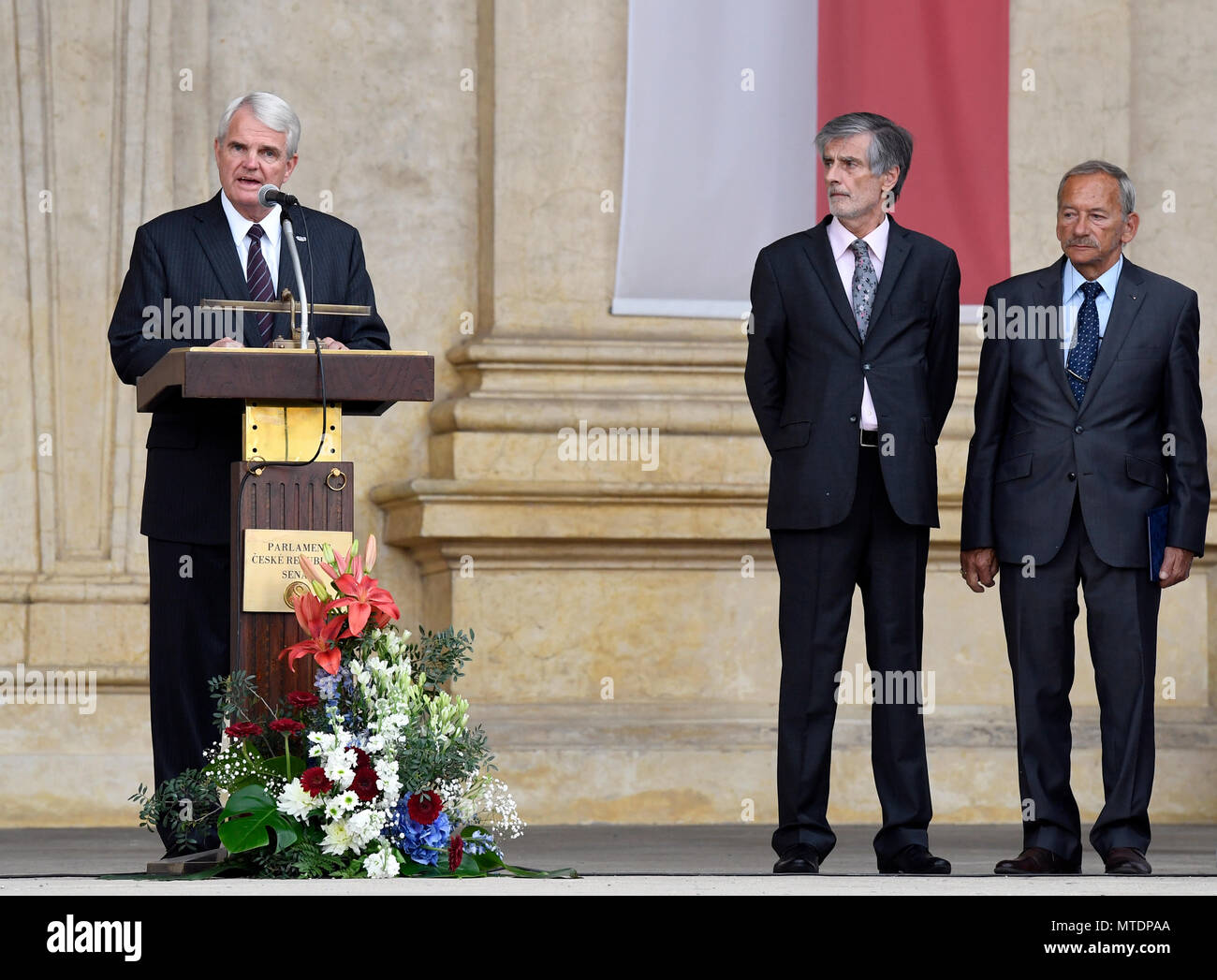 Giardino Wallenstein, Praga. Il 30 maggio 2018. Da sinistra U.S. Ambasciatore di Stephen King, ambasciatore slovacco a Repubblica Ceca Peter Weiss e il Senato ceco vice presidente e Teplice Sindaco Jaroslav Kubera e partecipare alle celebrazioni dei 100 anni di Pittsburg Dichiarazione in giardino Wallenstein, Praga, Repubblica ceca, 30 maggio 2018. Credito: Michal Krumphanzl/CTK foto/Alamy Live News Foto Stock