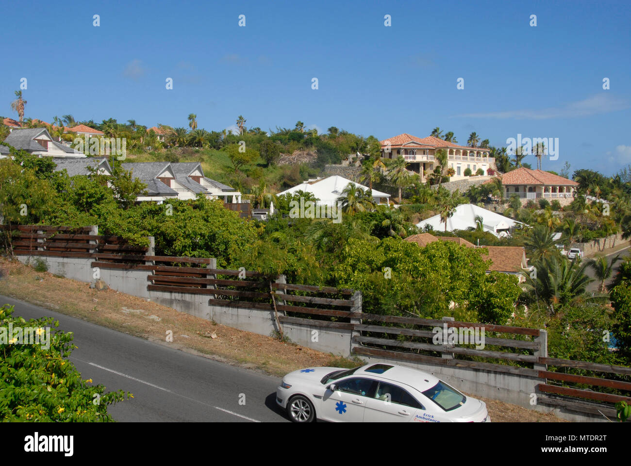 Case sulla collina che si affaccia sul mare, St Maarten, dei Caraibi Foto Stock