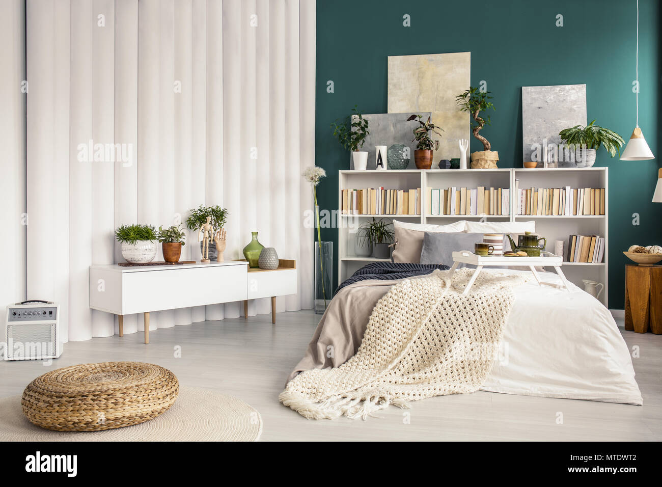 Camera da Letto Moderno interno con vasi di piante e verde turchese parete  e mobili bianchi Foto stock - Alamy