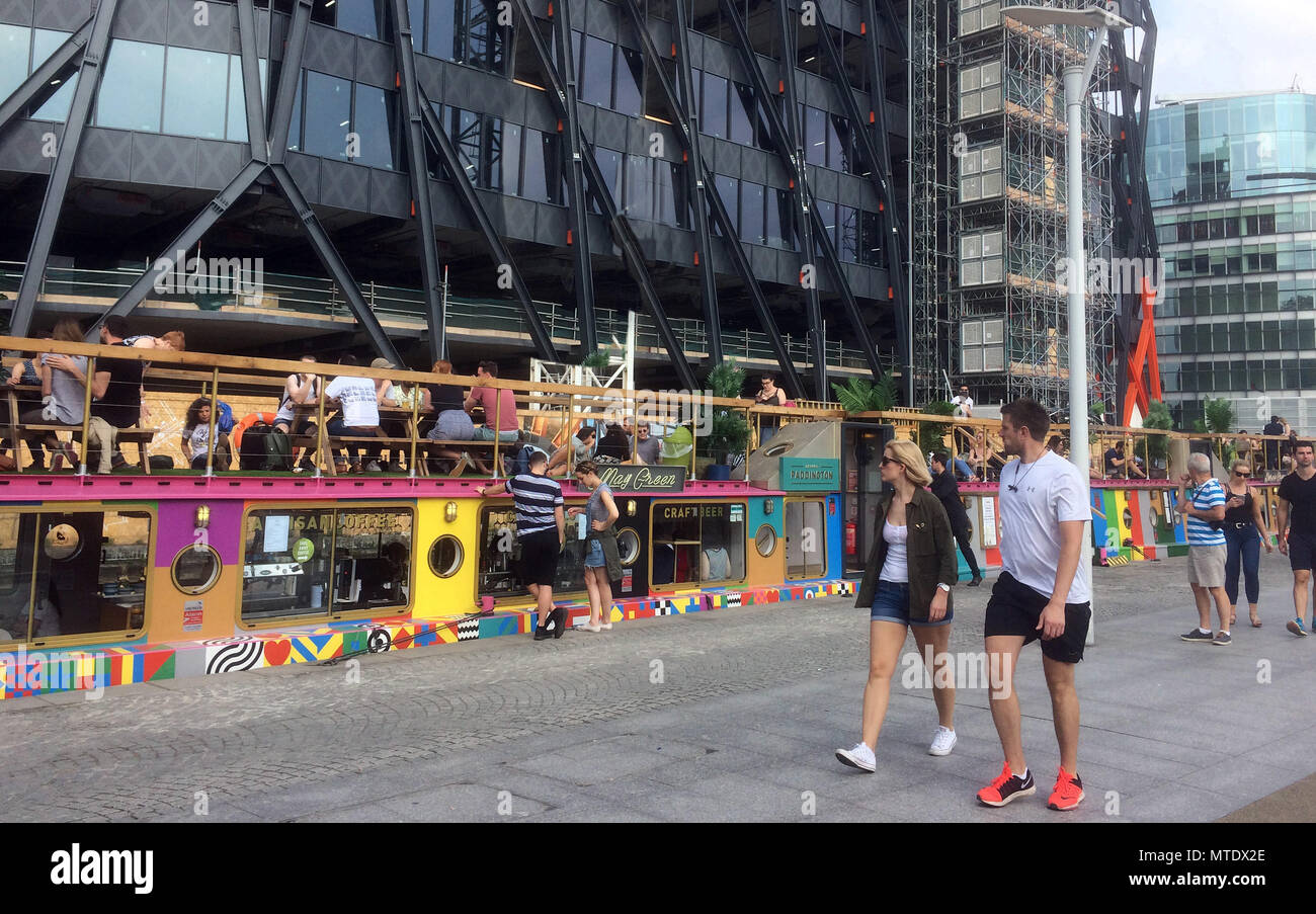 Case galleggianti e le caffetterie sul Canal a Paddington Basin Londra Foto Stock